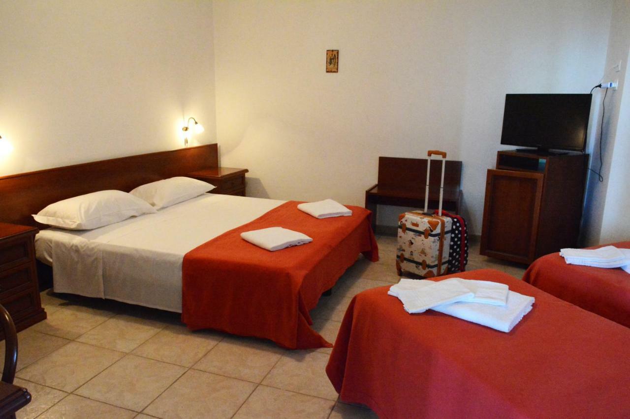 Castelvetere Hotel Caulonia Exterior photo